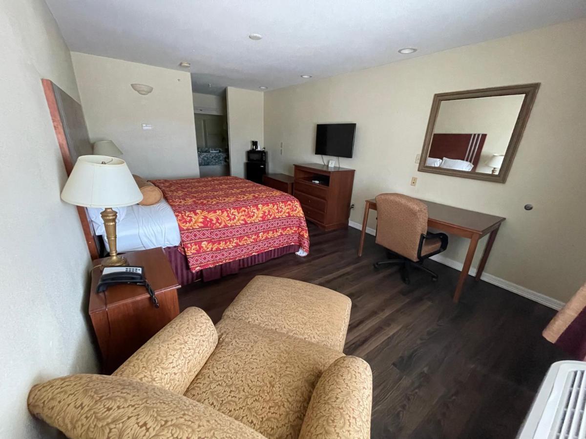 Riviera Inn And Suites Екстер'єр фото