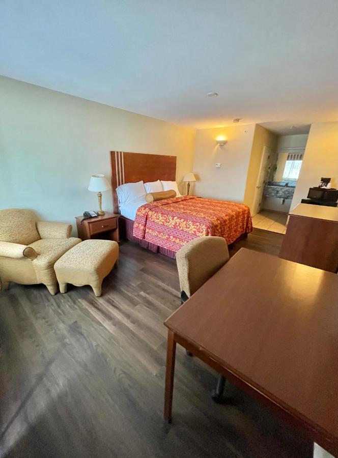 Riviera Inn And Suites Екстер'єр фото